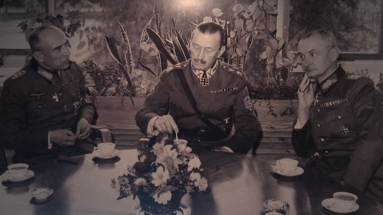  'Saksalaiskenraalit Nikolaus von Falkenhorst ja Valdemar Erfurth Mannerheimin kanssa kahvipödän ääressä. Erfurth istuu sotamarsalkan oikealla puolella.
