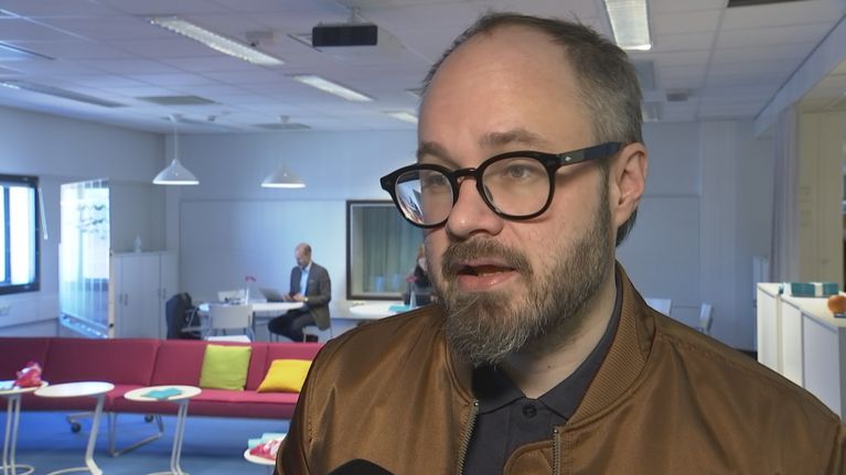 Tuomas Enbuske katsoo kameraan.