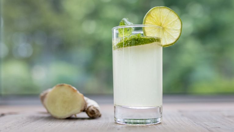 Ginger Ale -inkiväärijuoma lasissa.
