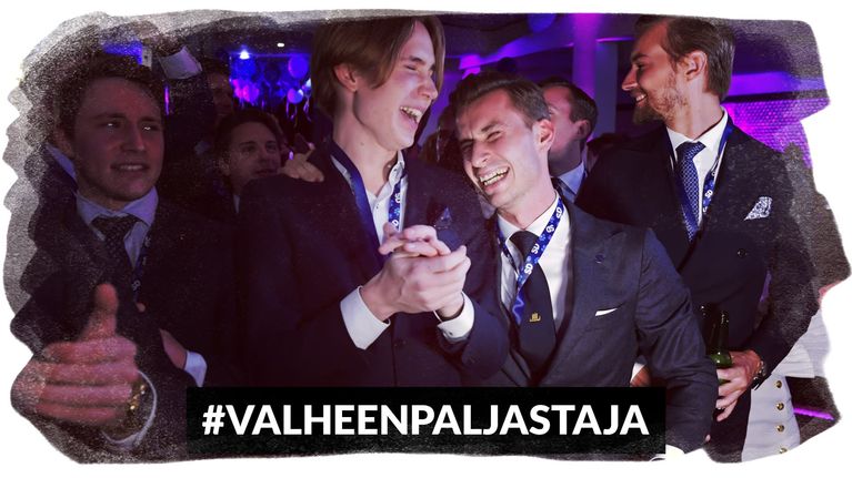 Ruotsidemokraatteja vaalivalvojaisissa 2018.