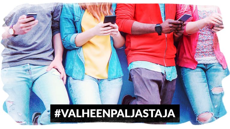 Neljä nuorta kännykät kädessä.