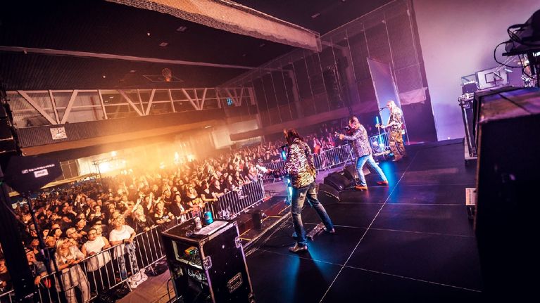 Bändi soittaa lavalla musiikkifestivaaleilla. 