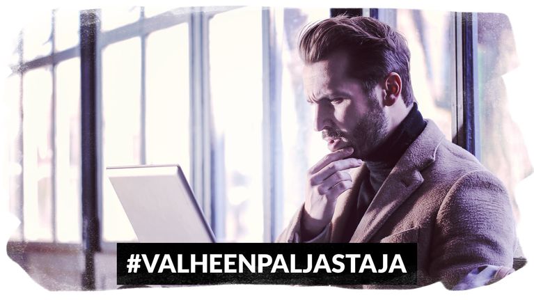 Kuvassa on mies, joka katsoo mietteliäänä tietokoneen ruutua