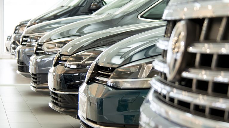 Uusia autoja kaupassa