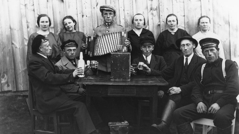 Kieltolain aikaan seurue juomassa pirtua