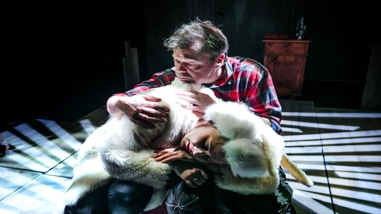 Jäniksen vuosi on komedia, mutta se sisältää herkkiä, melankolisiakin hetkiä. Päähenkilö Vatasen sylissä lepää Vatasen elämän suunnan kääntänyt jänis.