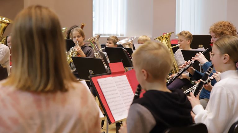 Musiikkiopiston puhallinorkesteri harjoittelee