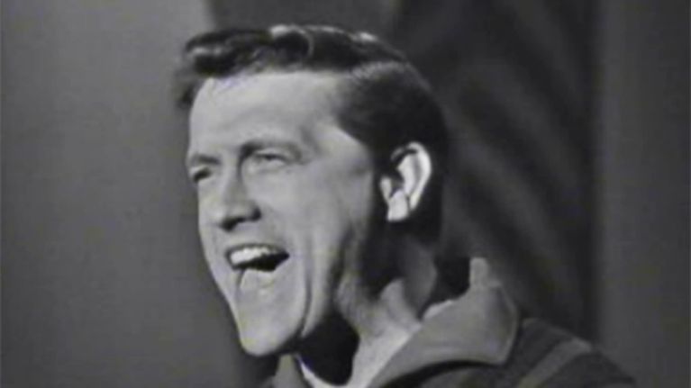 Amerikkalainen laulaja Jack Dailey esiintyy Linnanmäen Peacock-teatterissa 1964