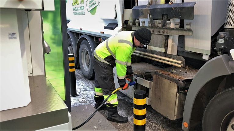 Biokaasua tankataan jätteenkuljetusautoon.