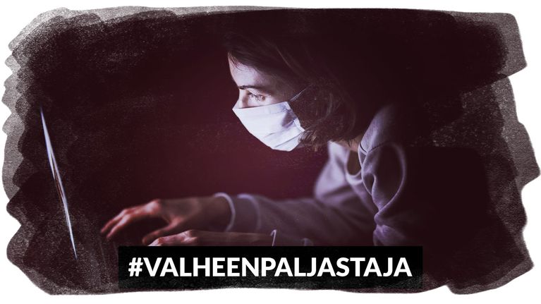 Nainen päätteen ääreessä kasvomaski kasvoilla.