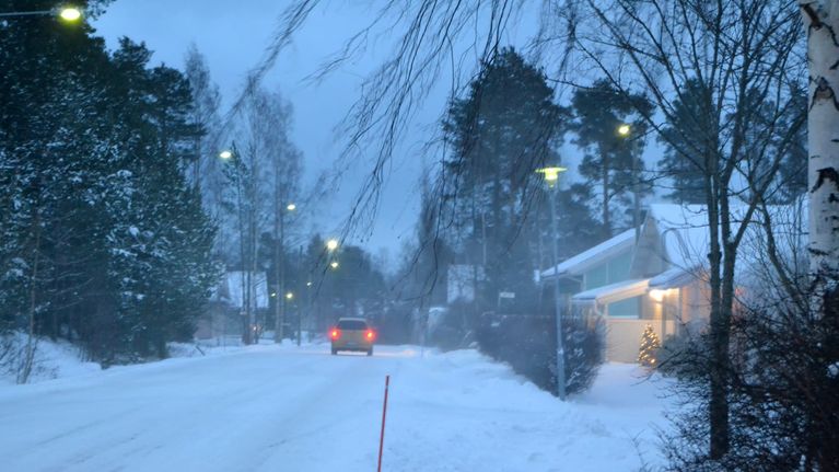 Kraftig vind både på land och till havs i Österbotten – snön drivar sig ...