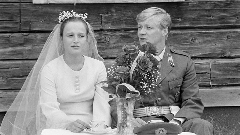 Marjut Toivanen ja Ahti Jokinen tv-elokuvassa Juhannushäät.