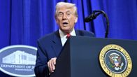 Yhdusvaltain presidentti Donald Trump seisoo puhujankorokkeen takana, taustalla sininen verjo ja oikeusministeriön tunnus.