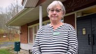 Eija Sjöblom, med vitsvart randig blus, utanför Dalsbruk bibliotek.