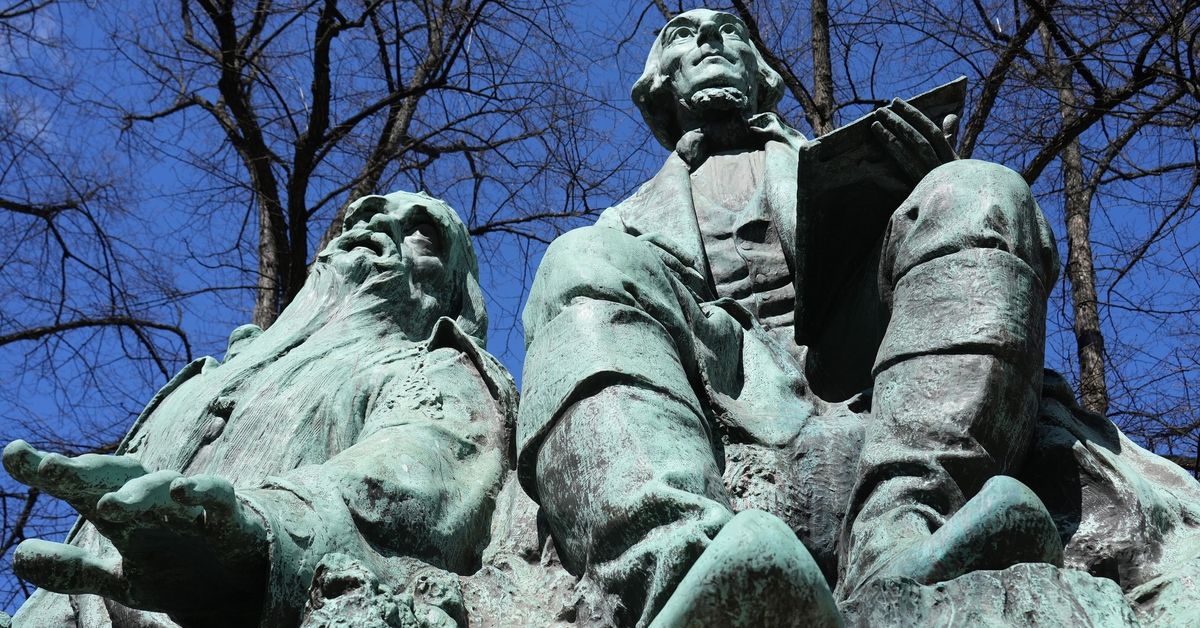 Mitä ihmettä? Selvitimme, miksi suurmiestä esittävässä kuuluisassa muistomerkissä komeilee pentagrammi