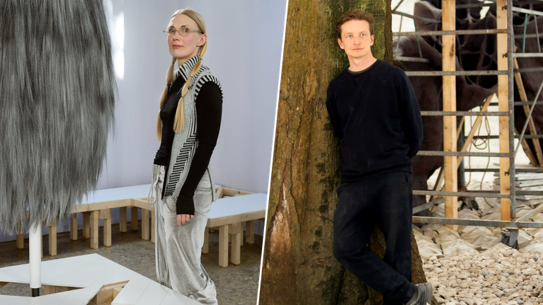 Två personer står separat i olika miljöer, den ena inomhus vid konstföremål och den andra lutad mot ett träd och byggställningar i bakgrunden.
