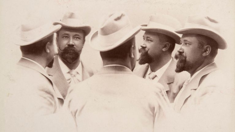 Laulaja Abraham Ojanperä peilikuvassa Milanossa 1900-luvun alussa.
