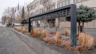Skylt med texten "Stadshuset" utanför en kontorsbyggnad.