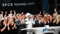 SpaceX-yrityksen työntekijät taputtavat käsiään yrityksen listauduttua pörssiin.