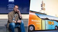 Mies istuu mikrofoni kädessä portailla. Kuvan toisessa reunassa on Yle 100 -linja-auto.
