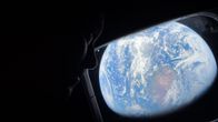 Astronaut tittar ned mot jorden.