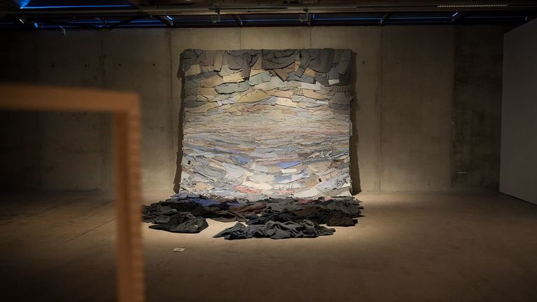 EMMAn Arte Povera -näyttelyä, Kaarina Kaikkosen teos. 