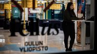 Toisen vuoden opiskelija Manushi Bashini Oulun yliopiston käytävällä odottaa