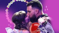 Kuvakollaasissa on Travis Kelce ja Taylor Swift suutelmessa, leijuvia dollareita, ystävyysranneke ja jalkapallokypärä.