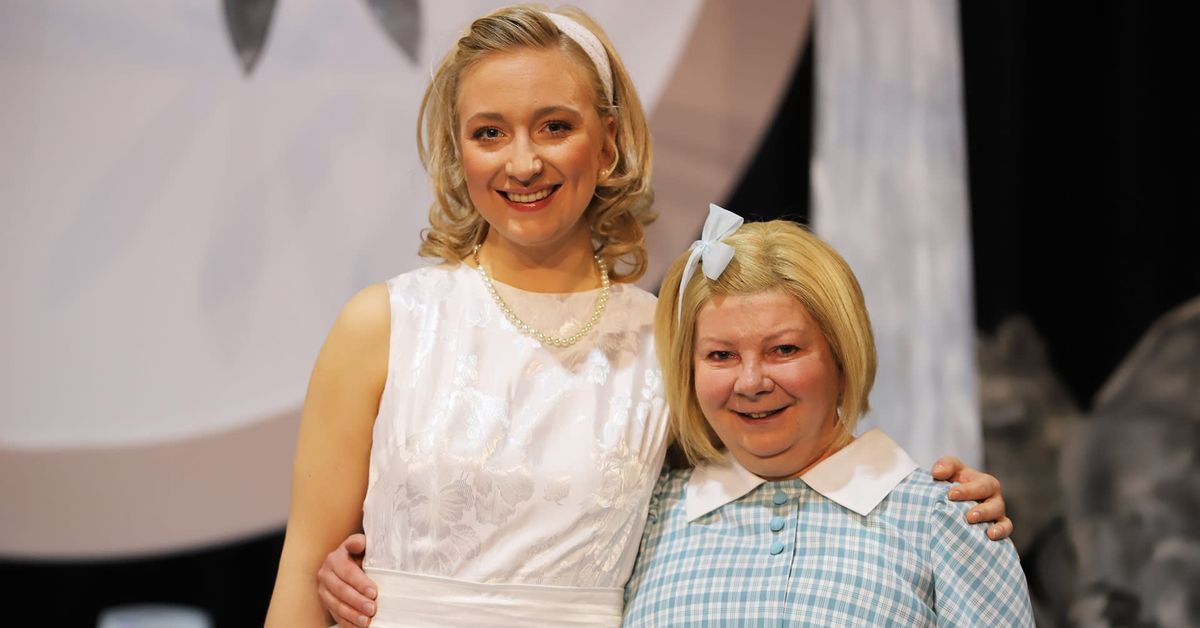 anu-pentik-saapuu-teatteriin-katsomaan-kahta-naista-jotka-nousevat