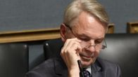 Utrikesminister Pekka Haavisto korrigerar glasögonen