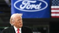Yhdysvaltain presidentti Donald Trump, taustalla Fordin logo.