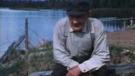 Ville Kurkkio Ounasjoen varrella Lohennousu-dokumentissa 1982.