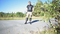 Andreas Ölander intill vägguppen som gör att bilarna kör mitt på vägen i den branta kurvan.