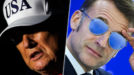 Till vänster Donald Trump i en USA-skärmmössa, till höger Emmanuel Macron i blåa solglasögon.