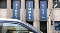 Rakennuksen seinällä roikkuu kolme sinistä banderollia, joista yhdessä muodostuu sanat Jimmy Kimmel Live.