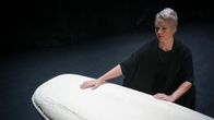 Maija Hirvasen Sieni, sumu -teosta Kiasma-teatterissa. 