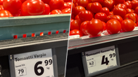 Tomaattien hintoja kaupassa.
