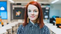 Meritta Pyykkönen katsoo hymyillen kameraan.
