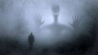 En man och ett monster i en mörk skog.