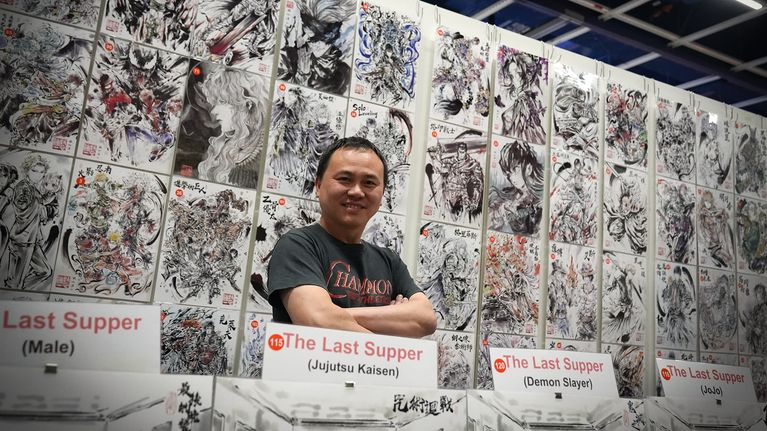 Animeinkin mustemaalauksia Comic Conissa. 