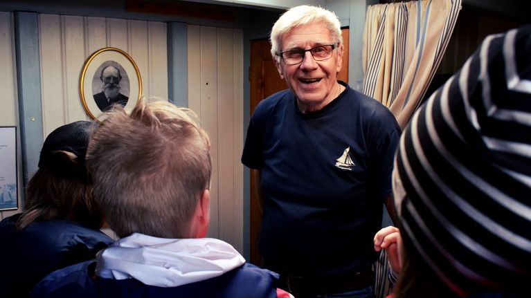 Torbjörb hägg nere i Eugenias styrhytt tillsammans med några skolelever.