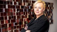 Viestinnän johtamisen professori Vilma-Luoma Aho katsoo kameraan.