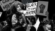 Kuvakollaasi. Black Lives Matter -mielenosoittajia mustaa taustaa vasten.