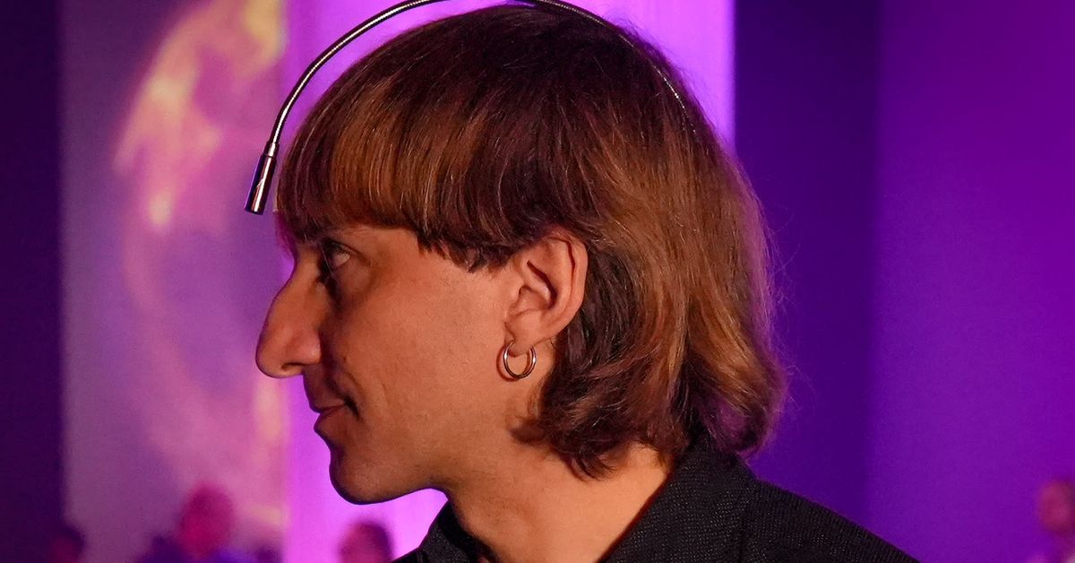 Tällaista on olla kyborgi: Neil Harbisson kertoo, miksi hänen päähänsä ...