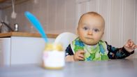 Eetu -vauva istuu syöttötuolissa ja odottaa seuraavaa ruokalusikallista.