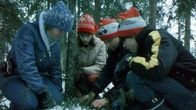 Luontokerholaiset etsivät elämää talvisesta metsästä