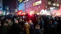 Sadat ihmiset osoittivat mieltää koronarajoituksia vastaan Rotterdamissa Hollannissa 19.11.2021.