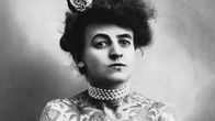 Kaulasta alaspäin tatuointien peitossa oleva Maud Stevens Wagner kuvattuna noin vuonna 1907. 