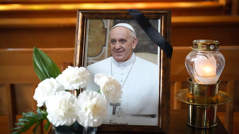Paavi Franciscuksen muistoalttari Pyhän Henrikin Katedralissa. 