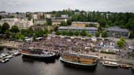 Ilmakuvassa näkyy Lappeenrannan satama-aluetta EM-kultamitalisti Alisa Vainion kansanjuhlan aikaan. Paikalla on tuhansia ihmsiä. 